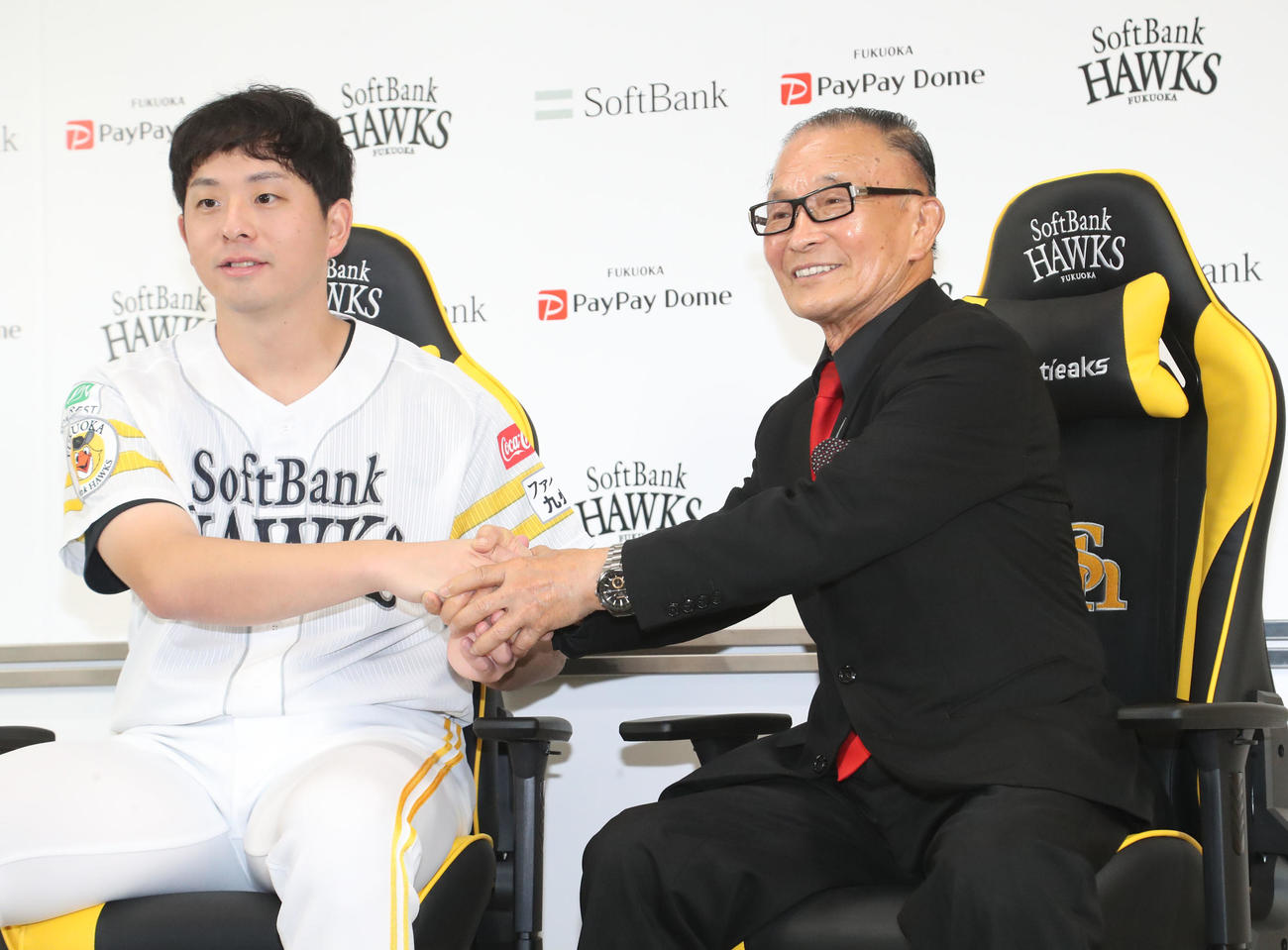 関家具の関会長から贈られたゲーミングチェアに座り会見を行った大関（左）（撮影・梅根麻紀）