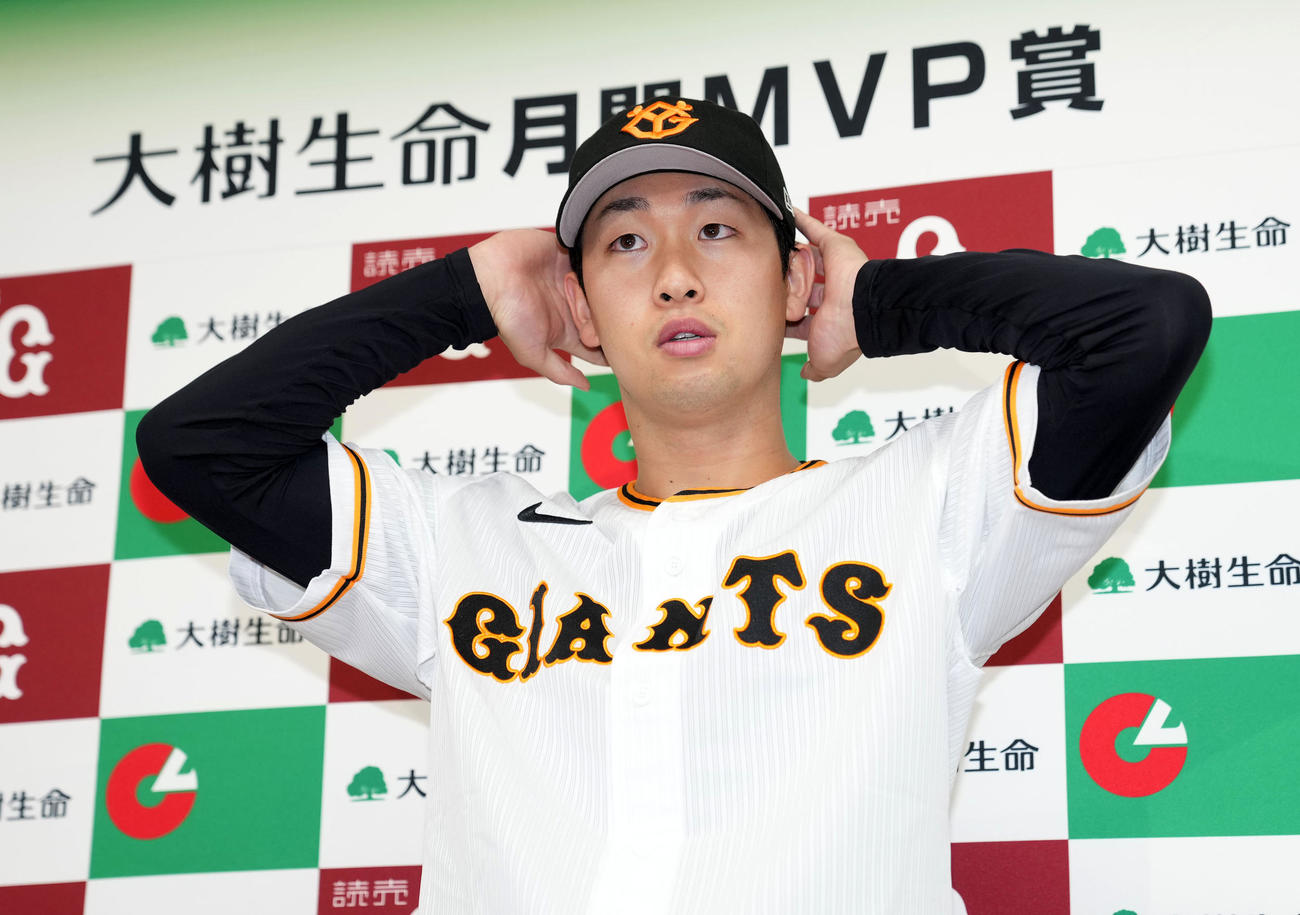 7月の大樹生命月間MVP賞に選出され、報道陣に対応する巨人山崎伊（撮影・狩俣裕三）