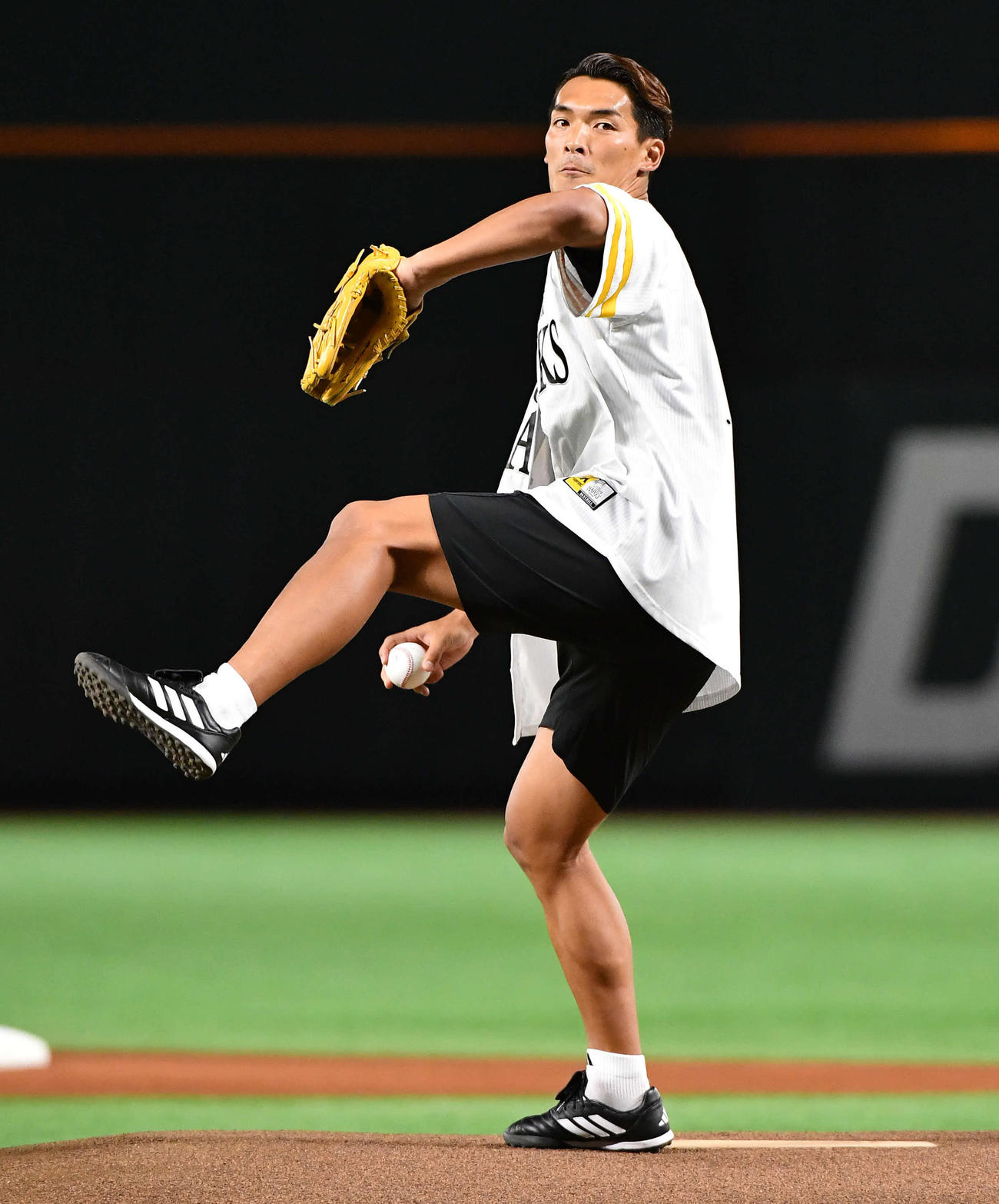 ソフトバンク対楽天　セレモニアルピッチを務めた、元サッカー日本代表の槙野氏（撮影・岩下翔太）