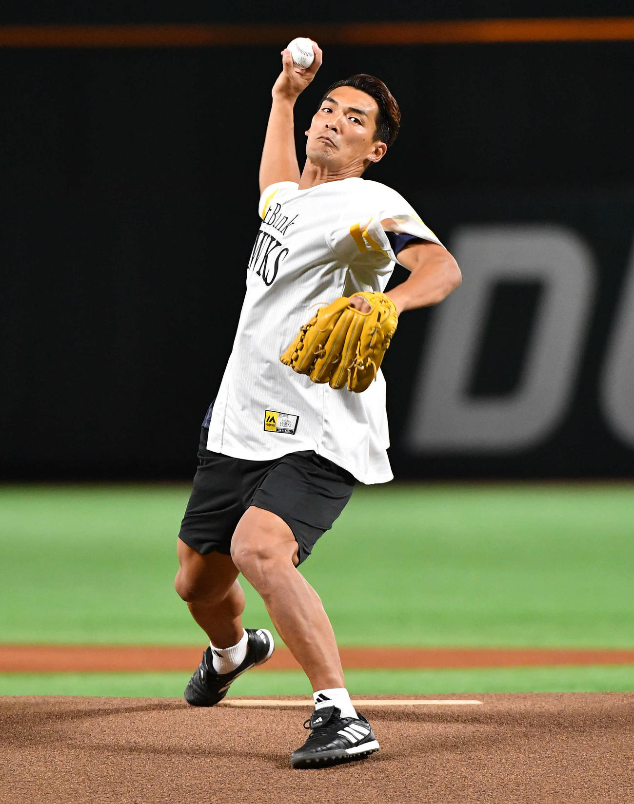 ソフトバンク対楽天　セレモニアルピッチを務めた、元サッカー日本代表の槙野氏（撮影・岩下翔太）