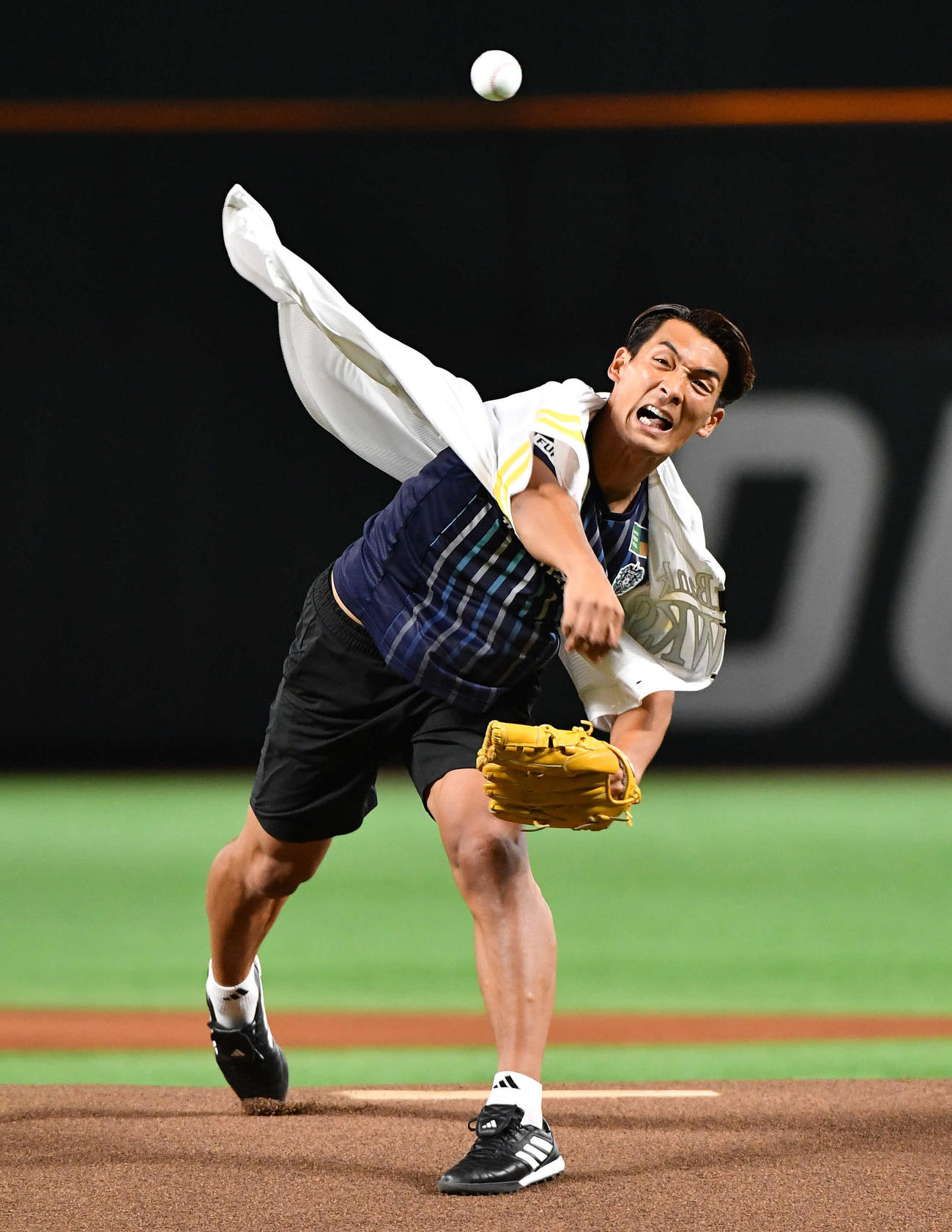 ソフトバンク対楽天　セレモニアルピッチを務めた、元サッカー日本代表の槙野氏（撮影・岩下翔太）