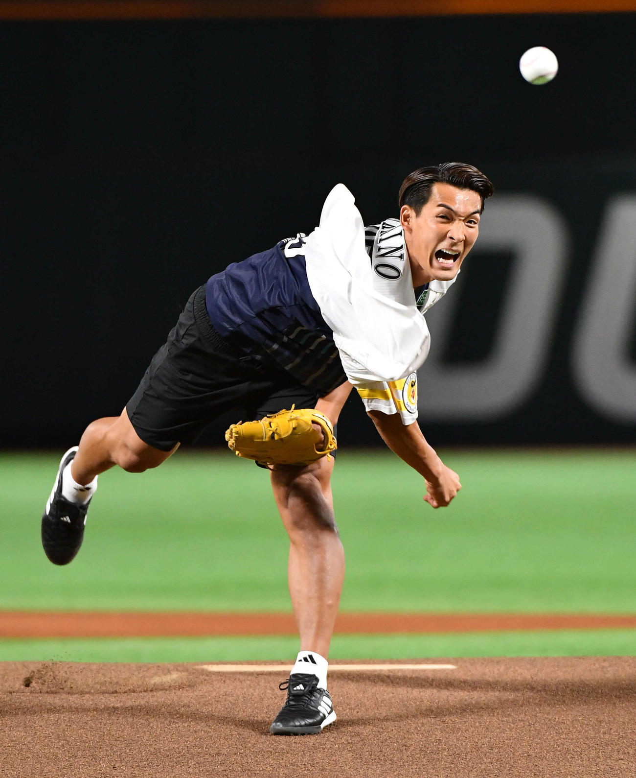 ソフトバンク対楽天　セレモニアルピッチを務めた、元サッカー日本代表の槙野氏（撮影・岩下翔太）