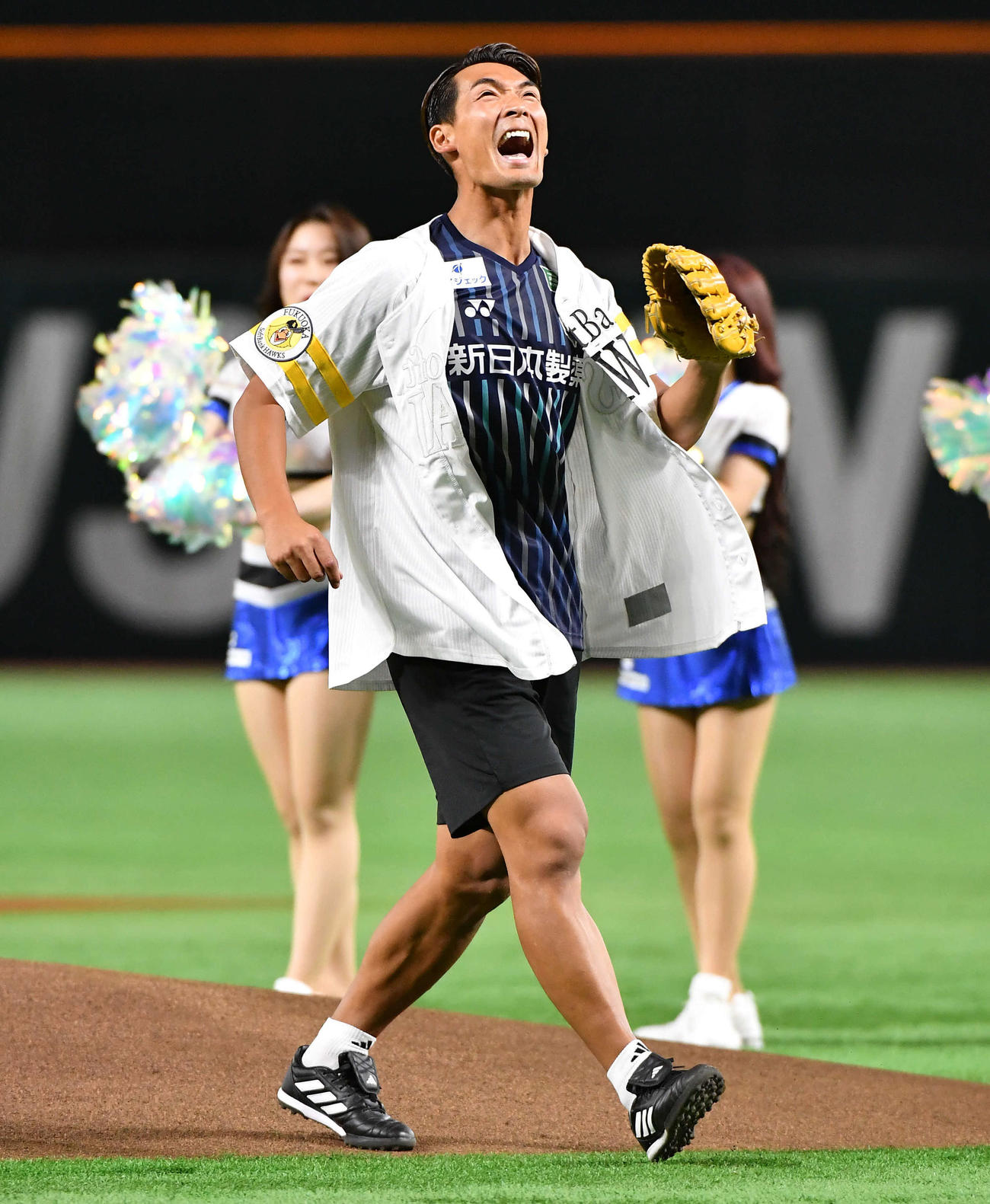 ソフトバンク対楽天　セレモニアルピッチで目標の球速に届かず悔しがる、元サッカー日本代表の槙野氏（撮影・岩下翔太）