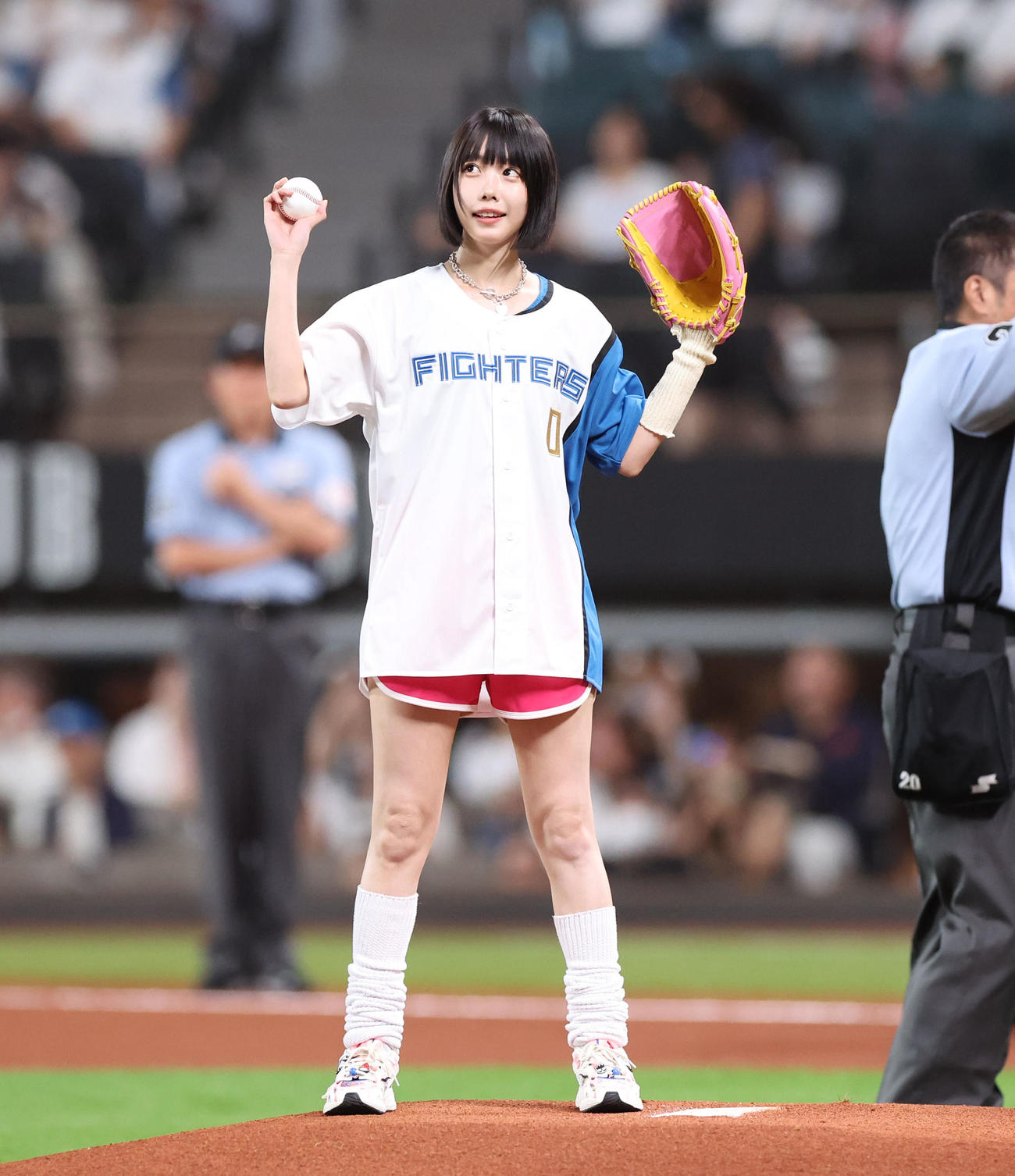 日本ハム対西武　始球式を務めるあのちゃん（撮影・佐藤翔太）