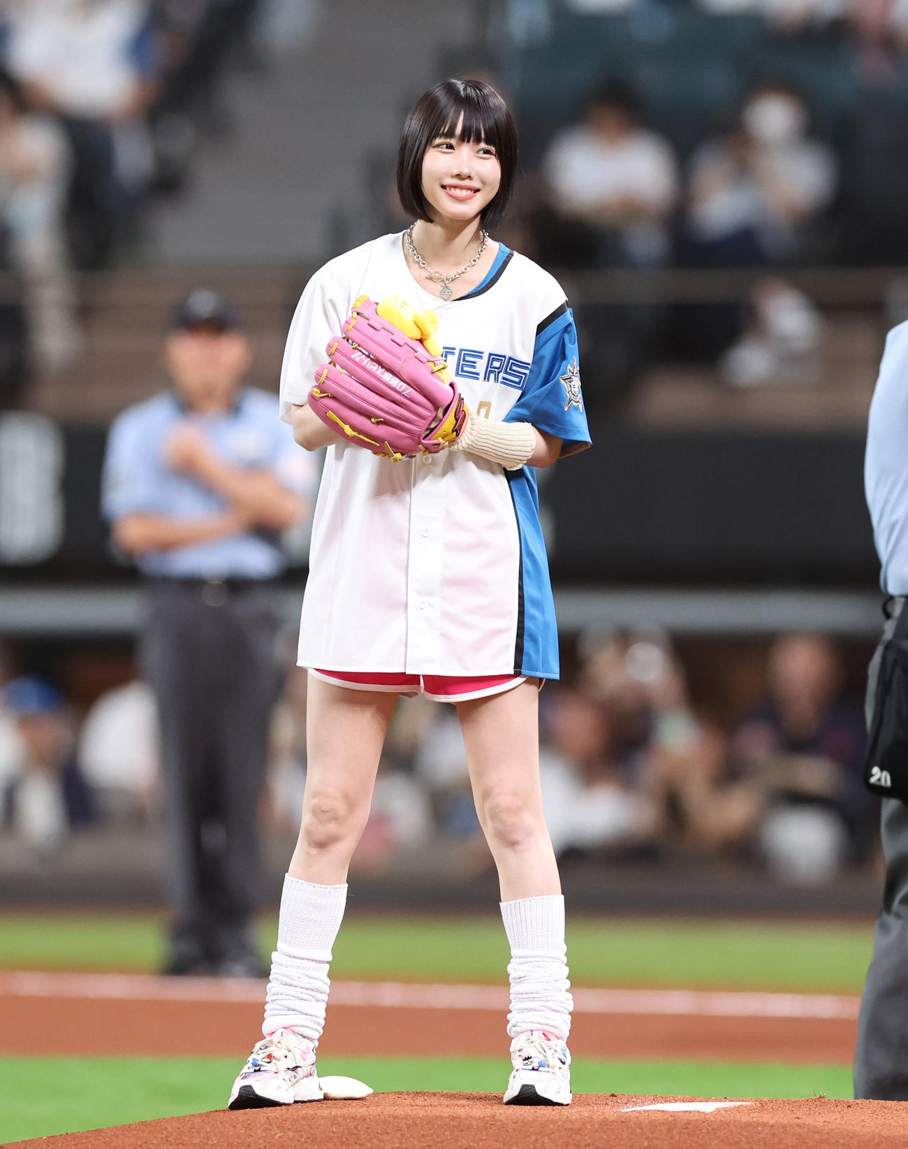 日本ハム対西武　始球式を務めるあのちゃん（撮影・佐藤翔太）