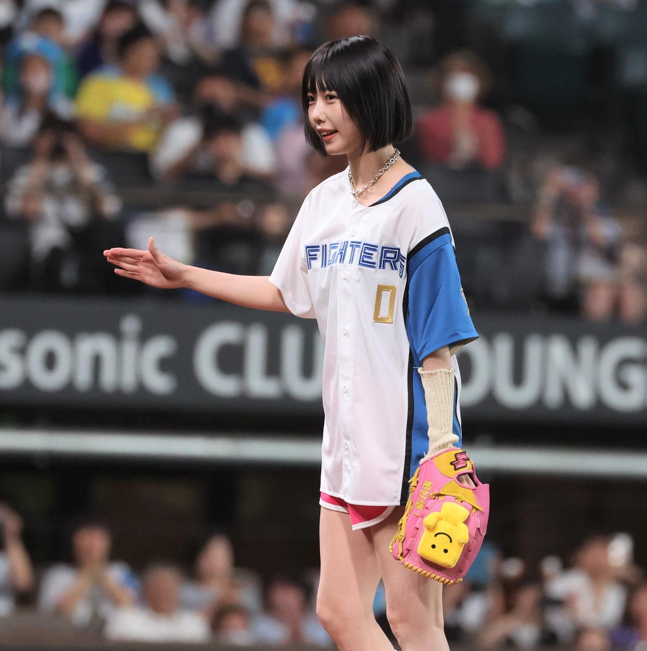 日本ハム対西武　始球式を務めたあの（撮影・黒川智章）