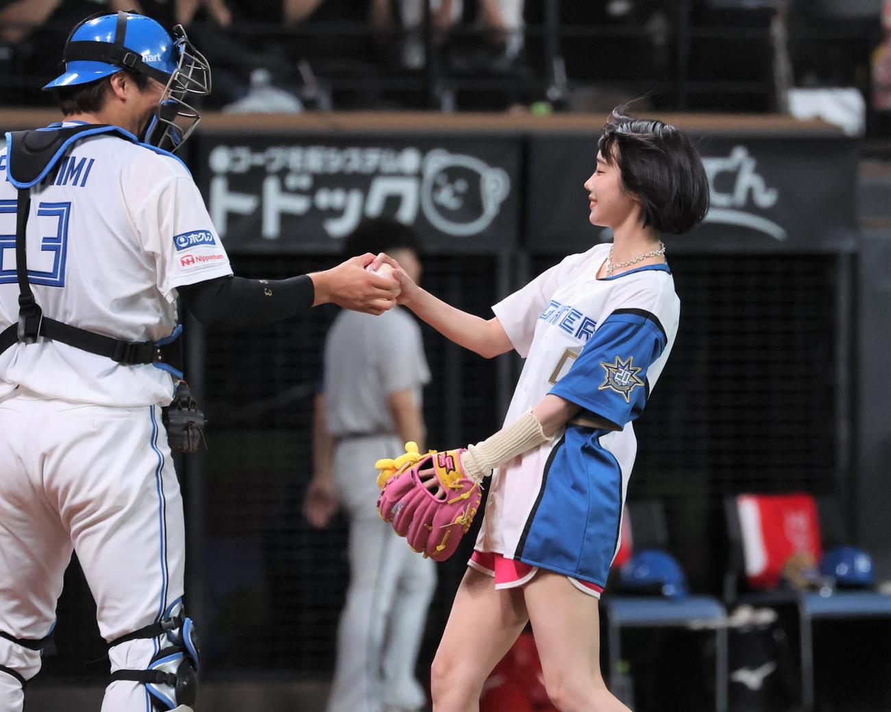 日本ハム対西武　始球式を務めたあの（撮影・黒川智章）