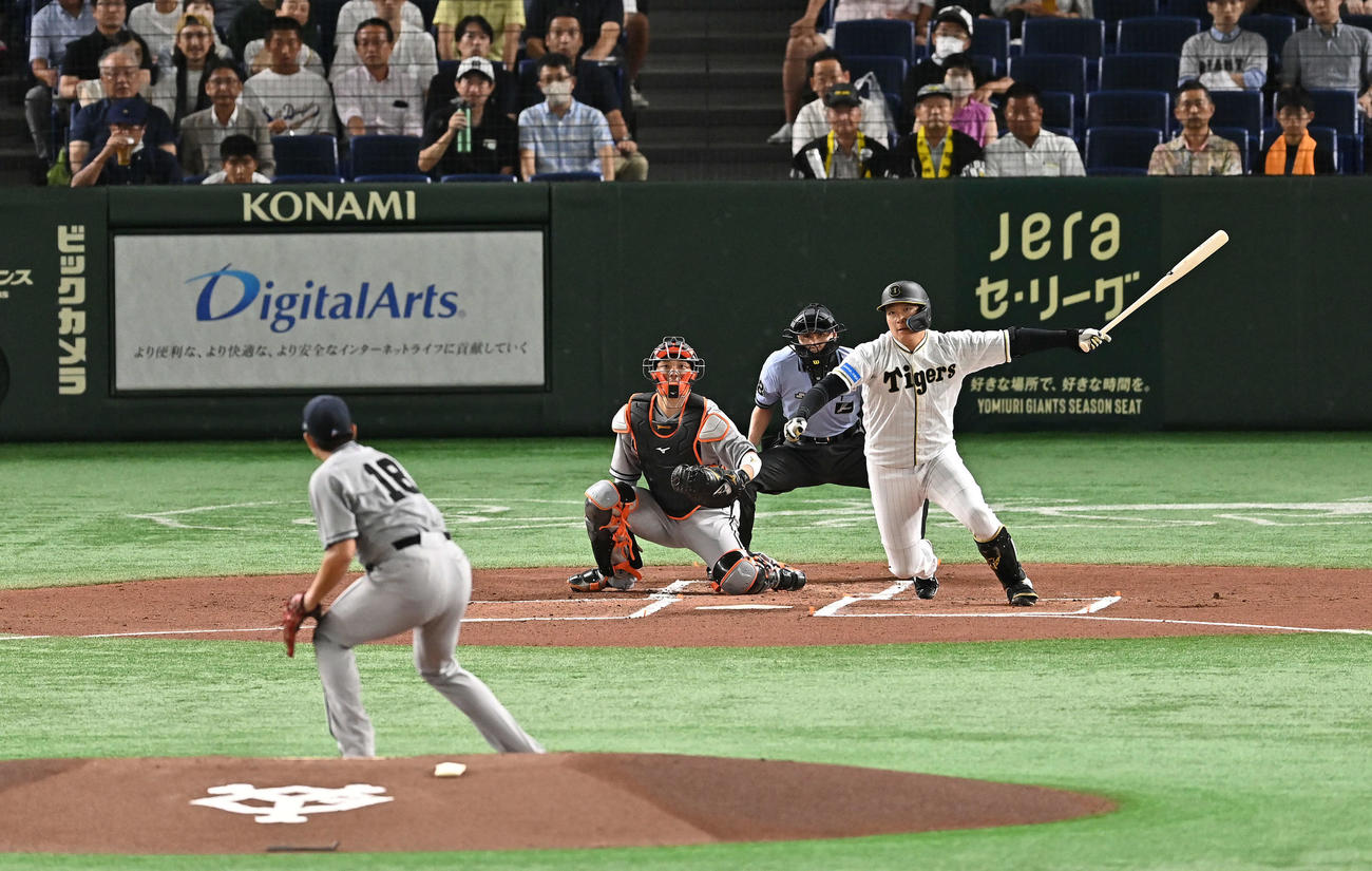巨人対阪神　1回表阪神1死一、二塁、大山は先制中前適時打を放つ。投手菅野（撮影・滝沢徹郎）