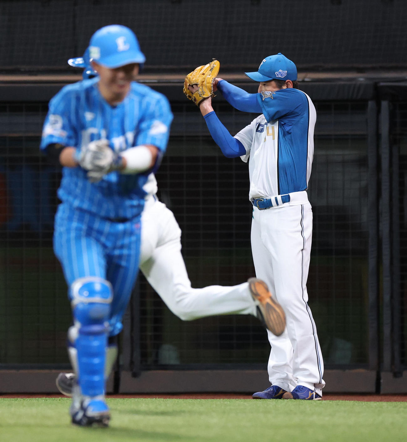 日本ハム対西武　1回表西武2死一、二塁、佐藤龍に適時二塁打を浴びる加藤貴（撮影・佐藤翔太）