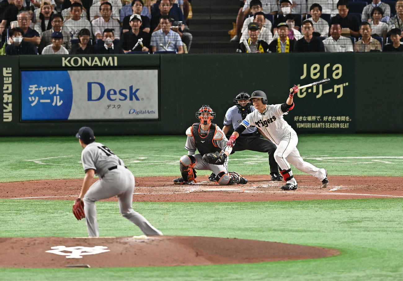 巨人対阪神　3回表阪神2死一、三塁、西純は中前適時打を放つ。投手菅野（撮影・滝沢徹郎）