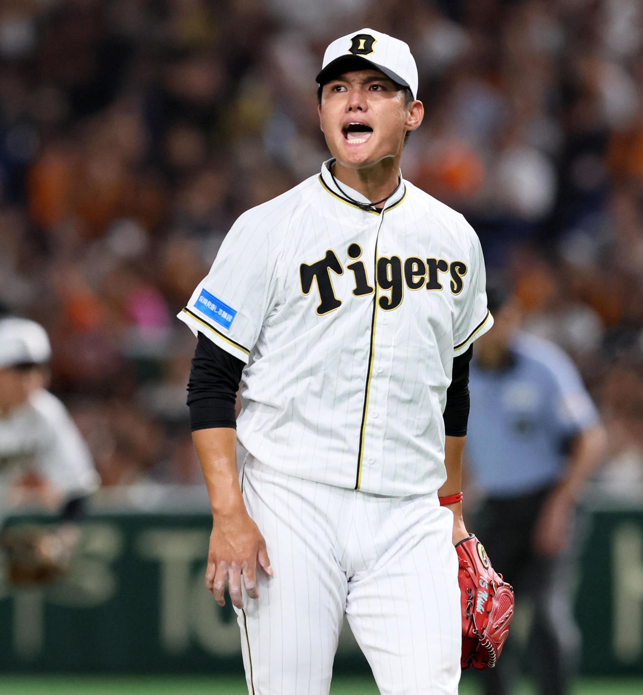巨人対阪神　1回裏巨人2死一塁、西純は岡本和を三振に仕留め気合いのこもった表情を見せる（撮影・加藤哉）