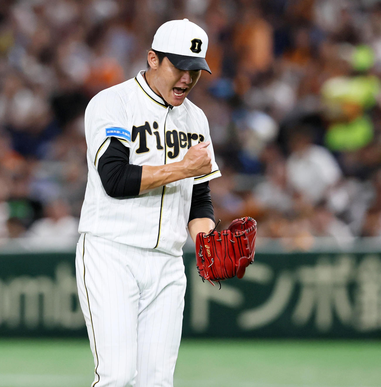 巨人対阪神　1回裏巨人2死一塁、西純矢は岡本和を三振に仕留めガッツポーズを見せる（撮影・加藤哉）