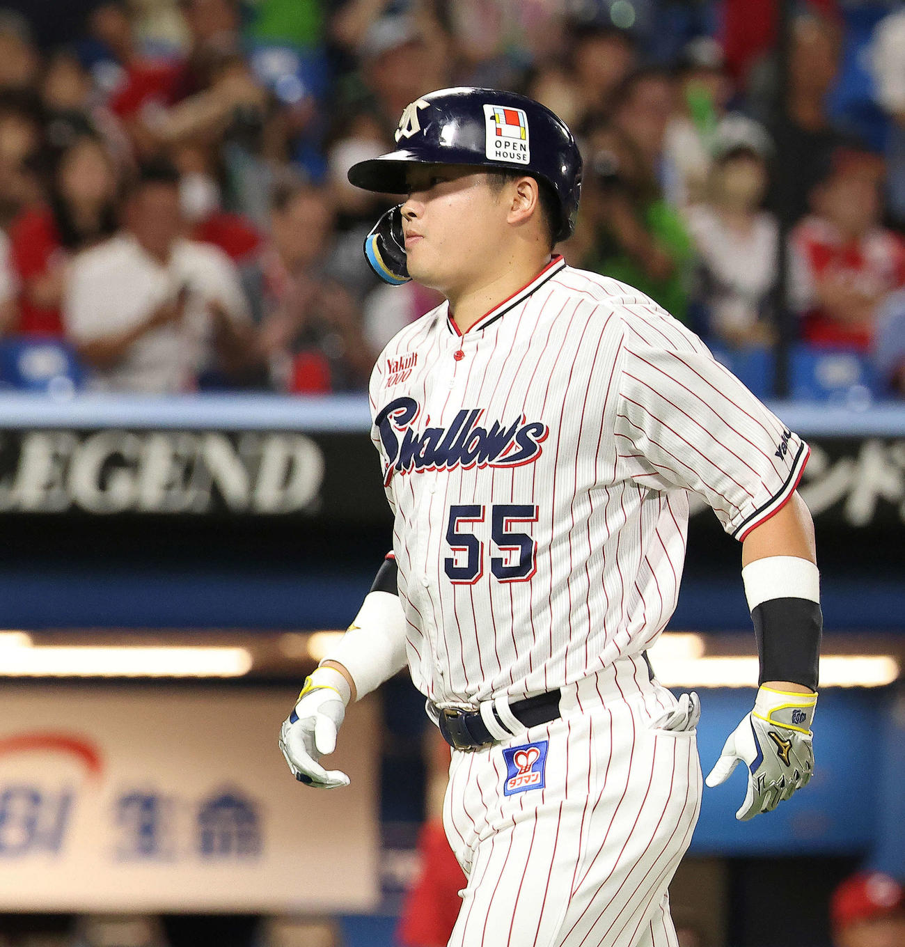 ヤクルト対広島　3回裏ヤクルト無死、右越えソロ本塁打を放ち生還する村上（撮影・河田真司）