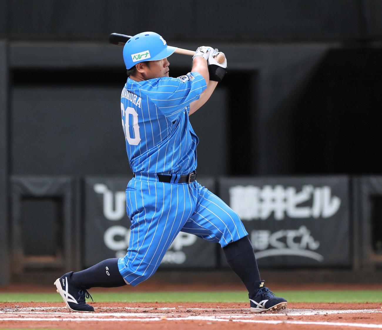 日本ハム対西武　1回表西武2死一、二塁、中前適時打を放つ中村（撮影・黒川智章）