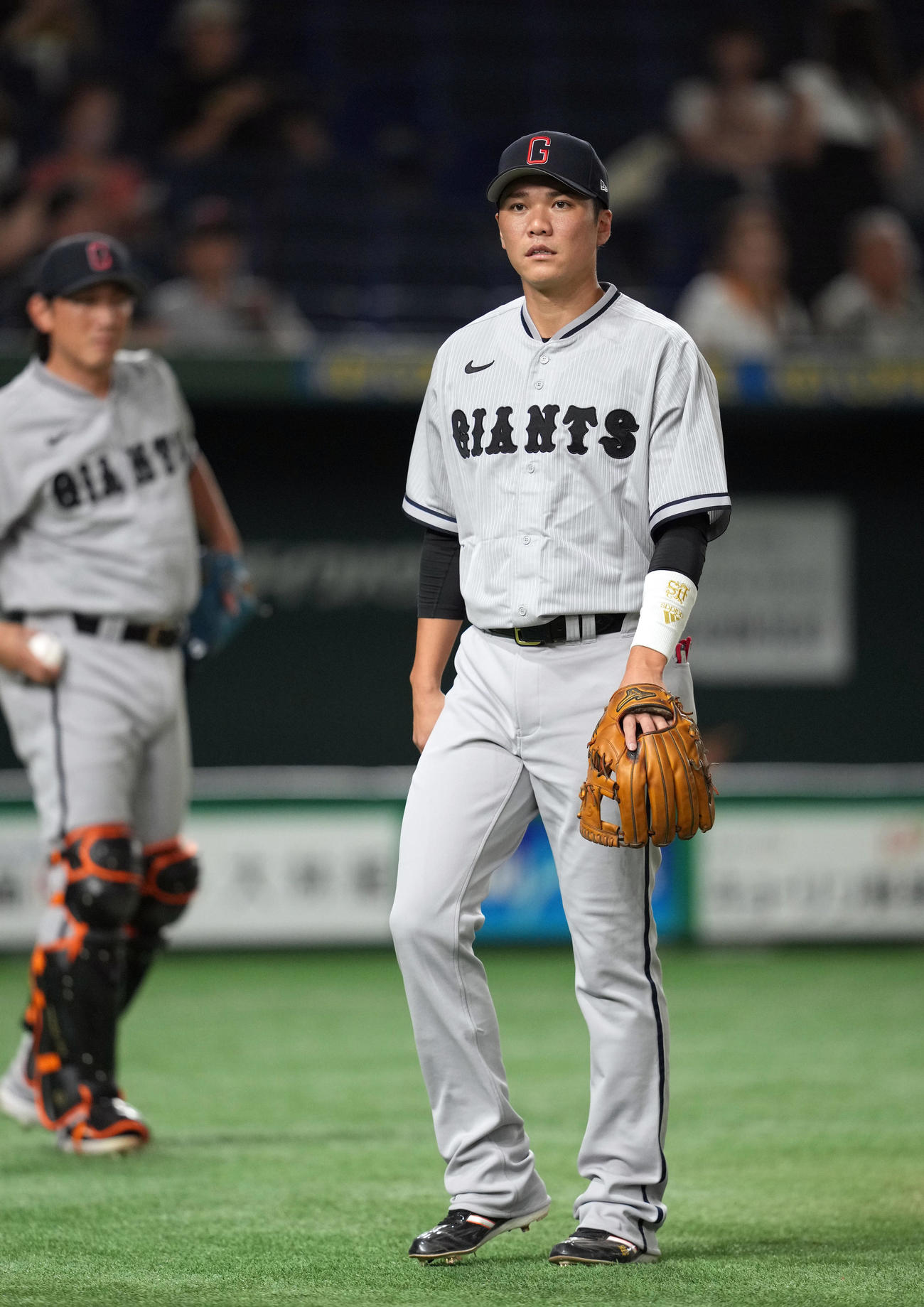 巨人対阪神　「伝統の一戦」の起源とされている1936年当時のユニホームをモデルにした復刻ユニホームで試合に臨む坂本（撮影・狩俣裕三）