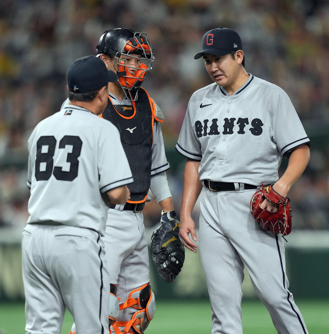 巨人対阪神　3回表途中、原監督（左）から降板を告げられる巨人先発菅野（右）。中央は大城（撮影・狩俣裕三）