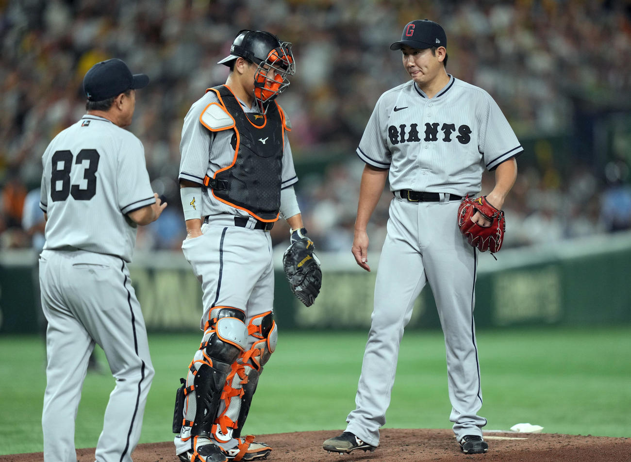巨人対阪神　3回表途中、原監督（左）から降板を告げられる巨人先発菅野（右）。中央は大城（撮影・狩俣裕三）