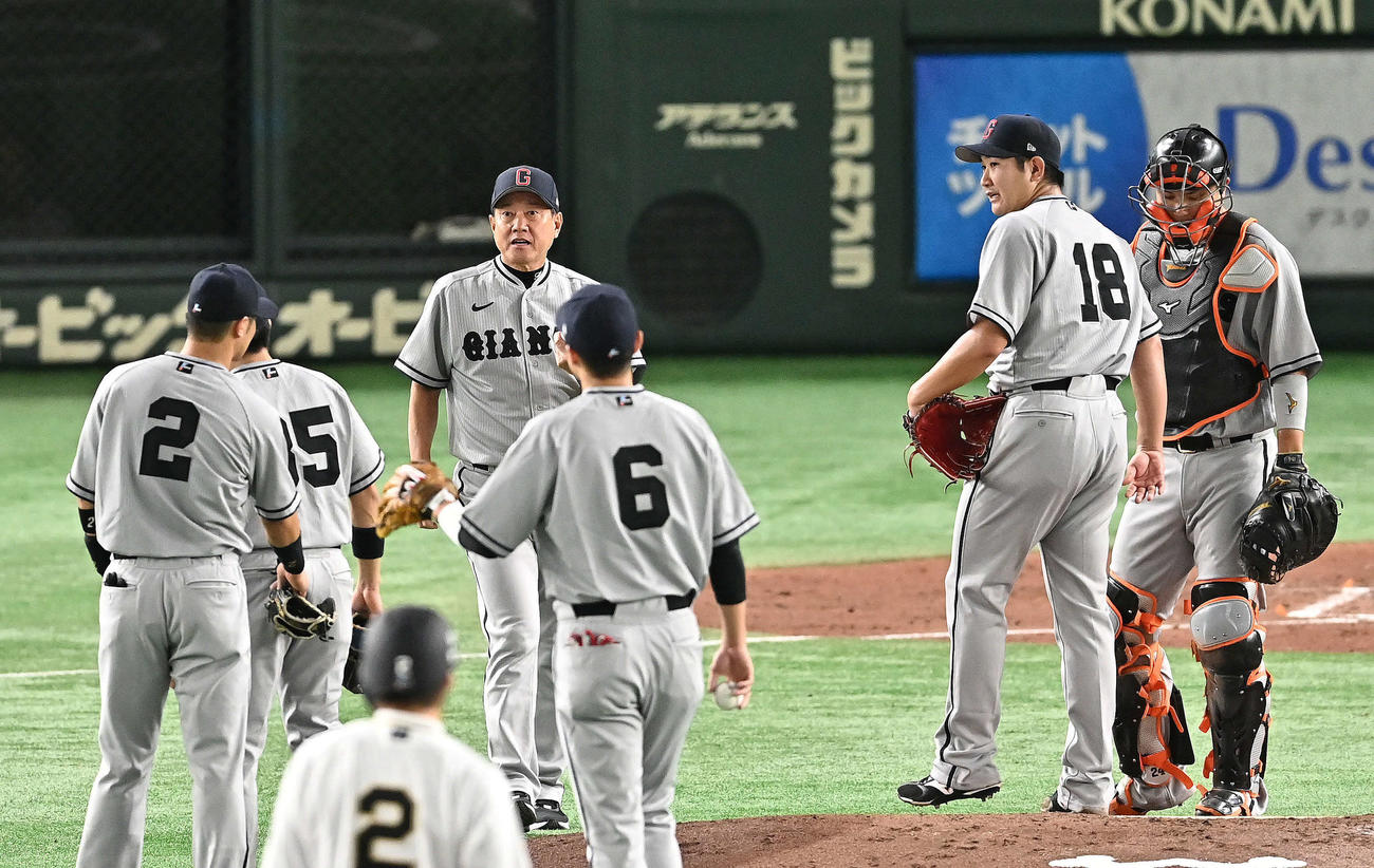 巨人対阪神　3回表、交代を伝える巨人原監督（左から3番目）。左から5番目は菅野（撮影・滝沢徹郎）