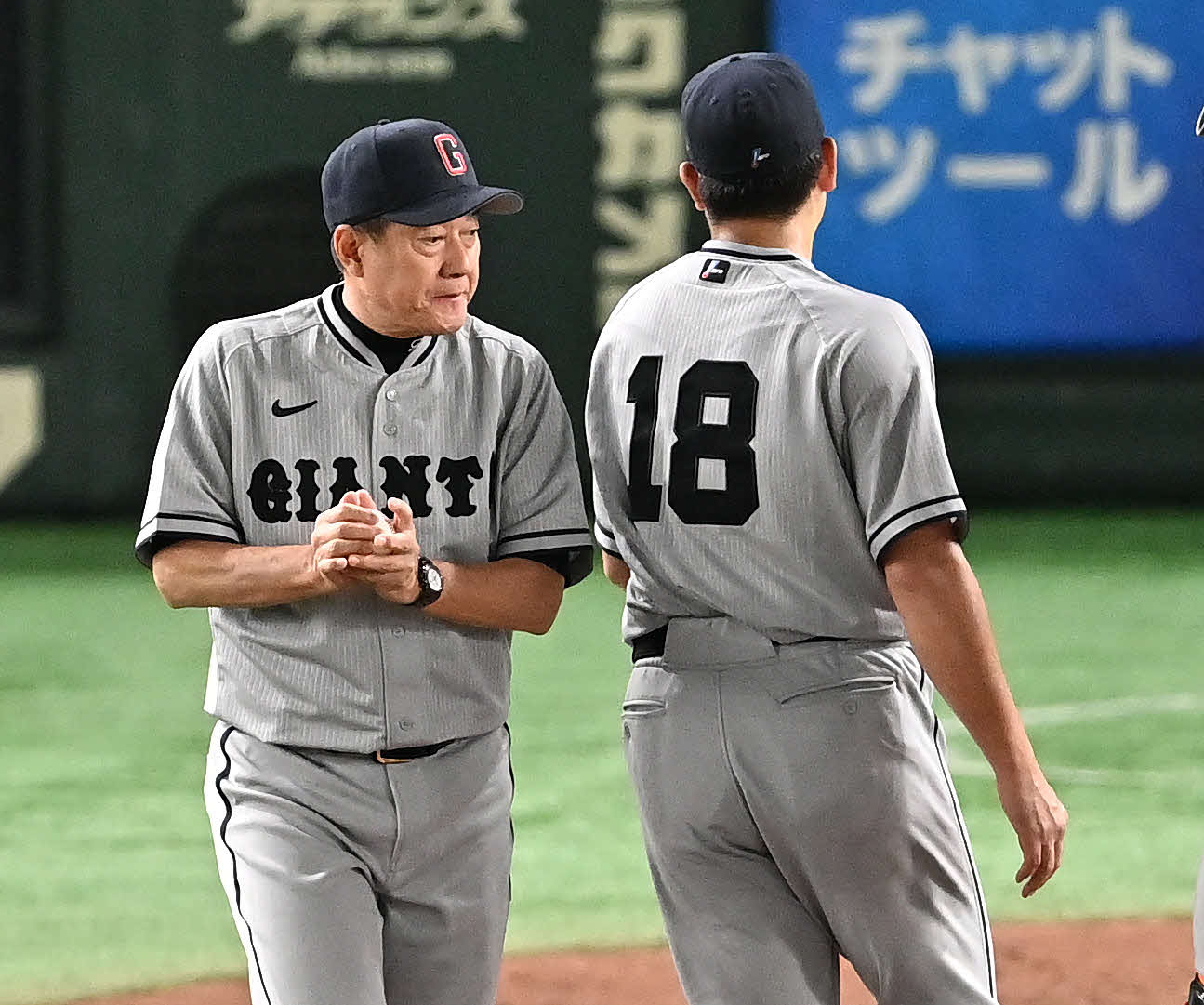 巨人対阪神　3回途中、巨人原監督（左）は菅野に交代を伝える（撮影・滝沢徹郎）