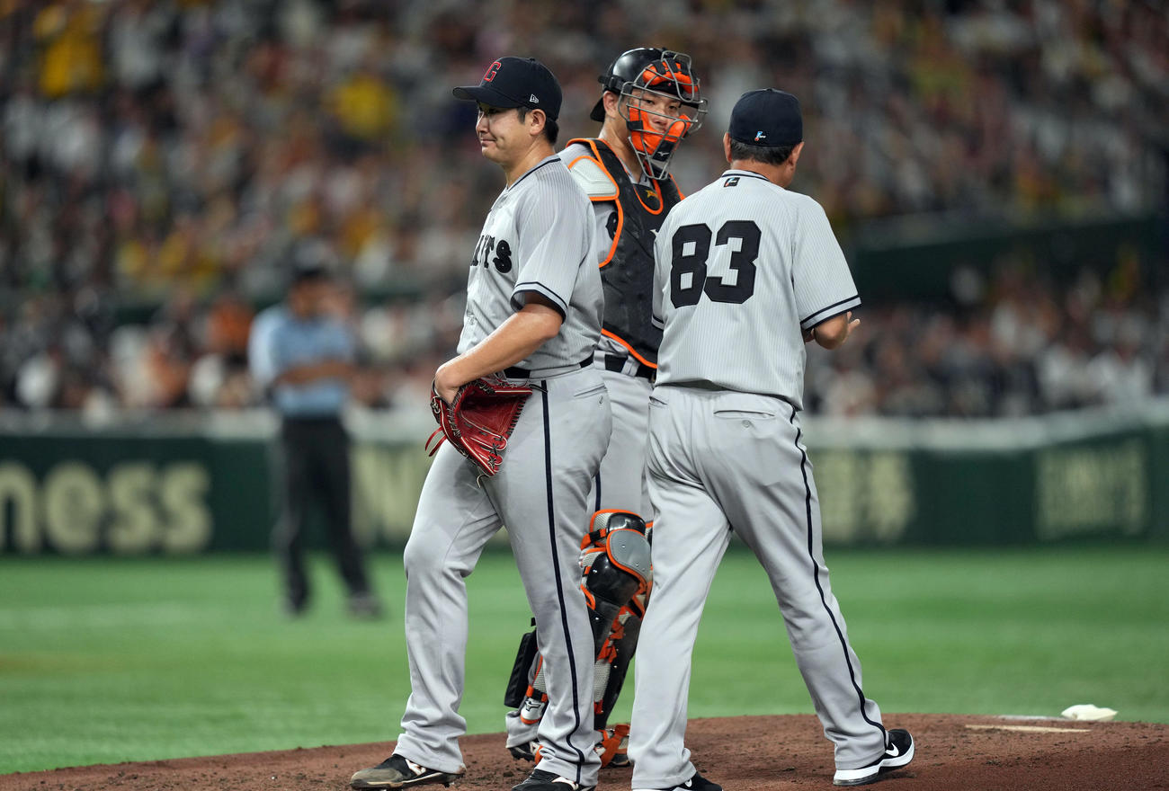 巨人対阪神　3回表途中、原監督（右）から降板を告げられる巨人先発菅野（左）。中央は大城（撮影・狩俣裕三）