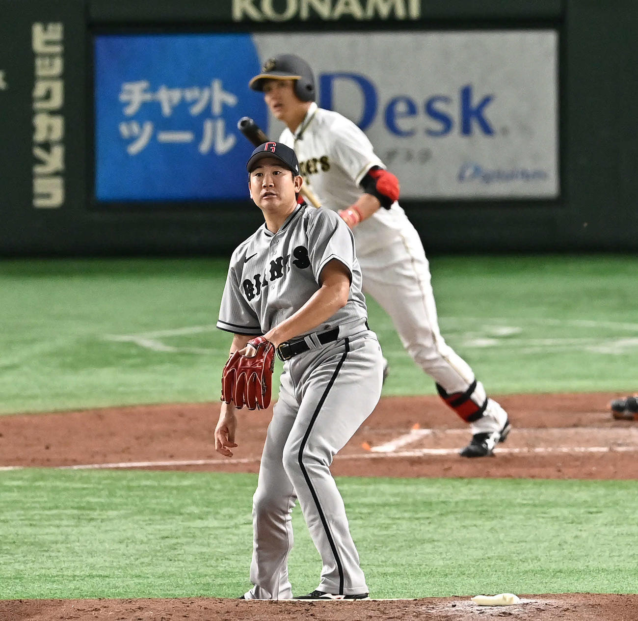 巨人対阪神　3回表阪神2死一、三塁、西純（後方）に中前適時打を許す菅野（撮影・滝沢徹郎）