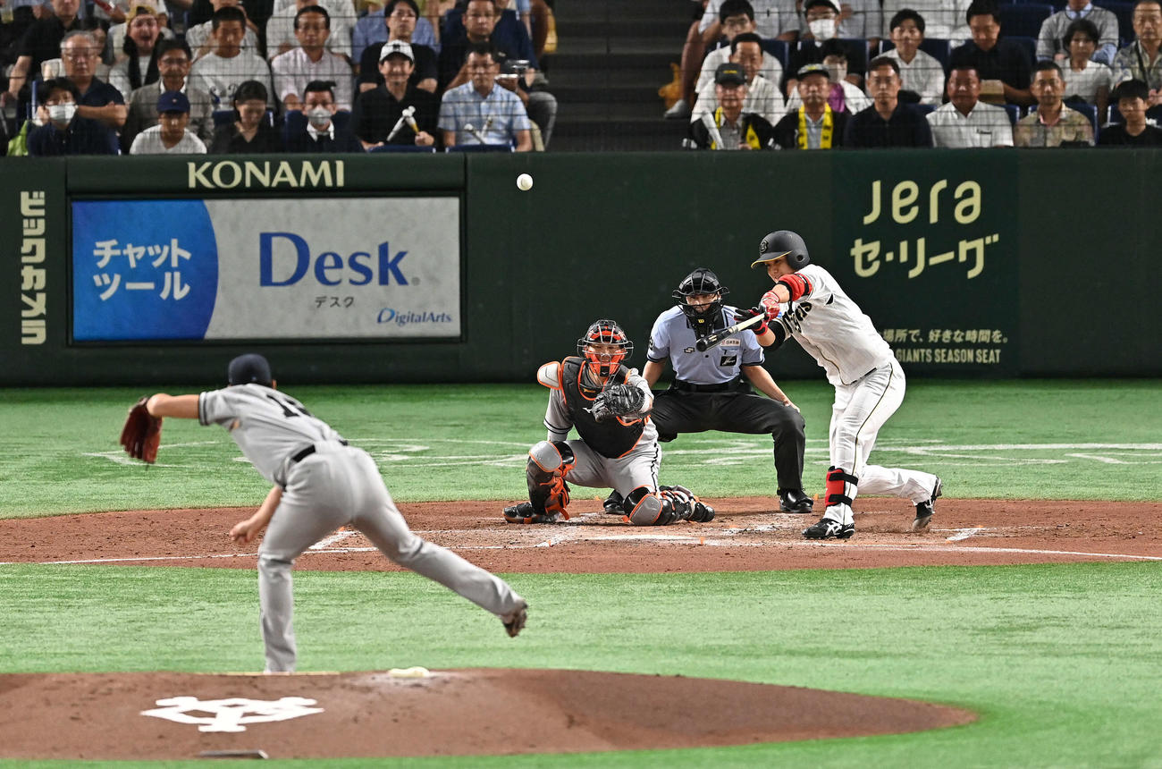 巨人対阪神　3回表阪神2死一、三塁、西純は中前適時打を放つ。投手菅野（撮影・滝沢徹郎）