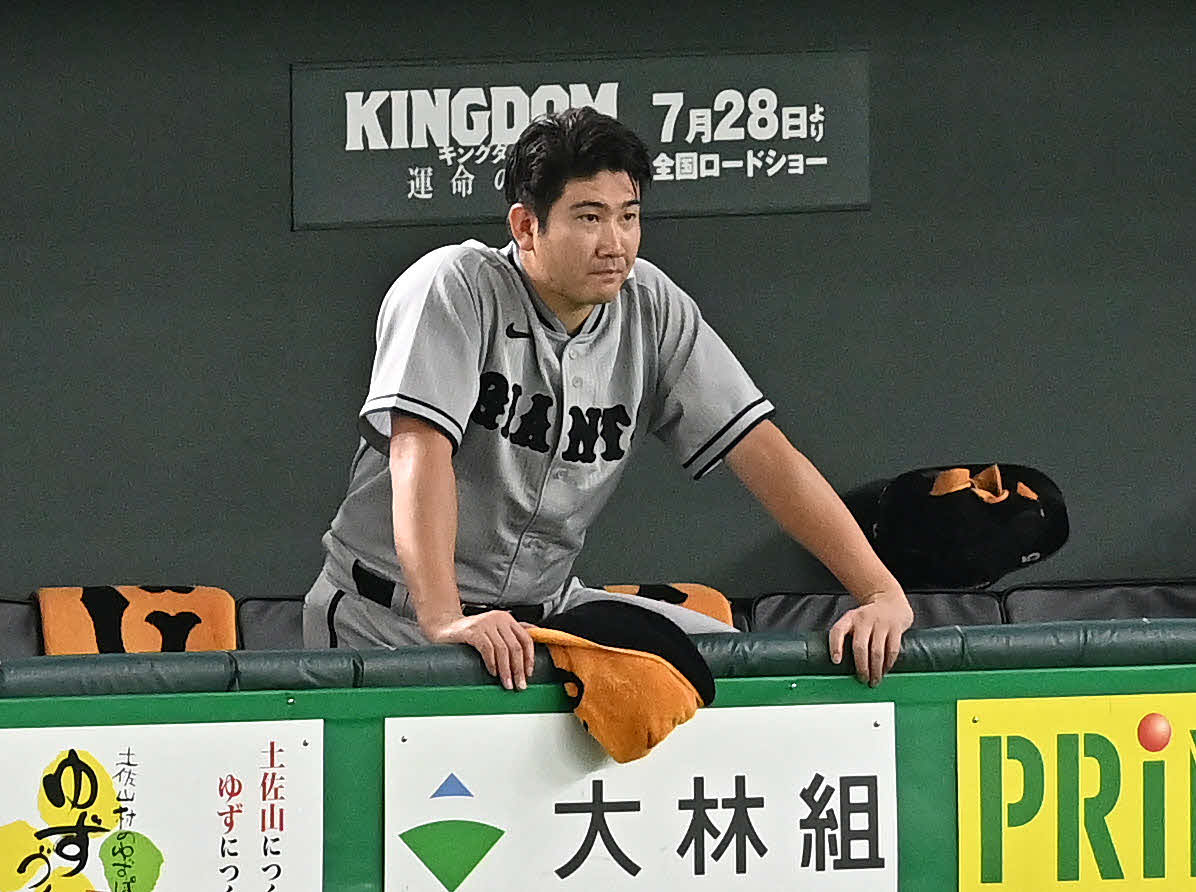 巨人対阪神　3回表、交代しベンチから戦況を見つめる巨人菅野（撮影・滝沢徹郎）