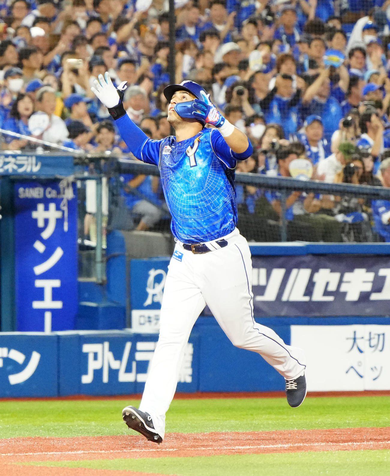 DeNA対中日　4回裏DeNA無死一塁、2点本塁打を放ち、生還するソト（撮影・江口和貴）