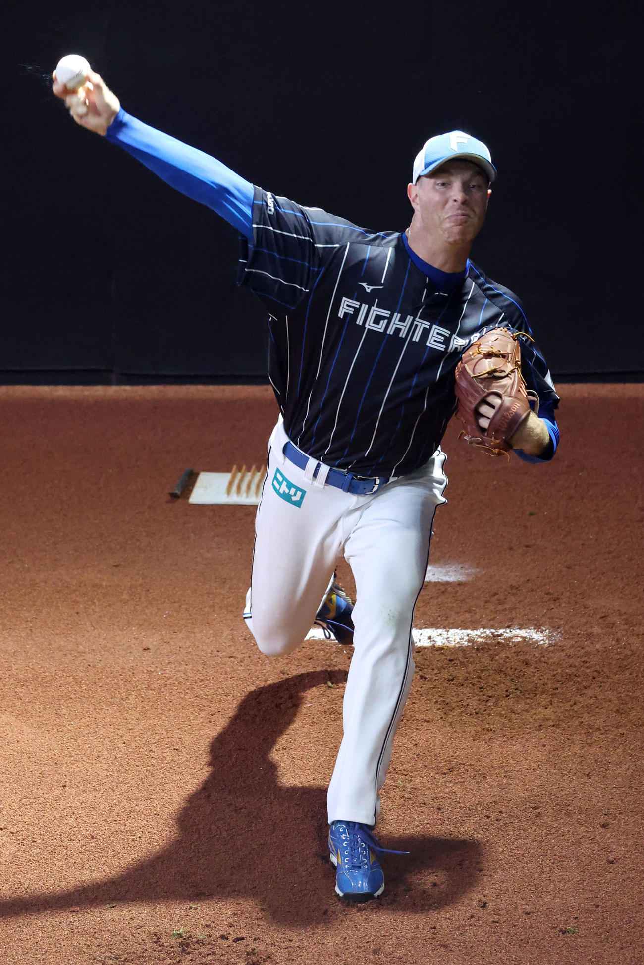 日本ハム対西武　ブルペンで投球練習をする日本ハム・マーベル（撮影・佐藤翔太）