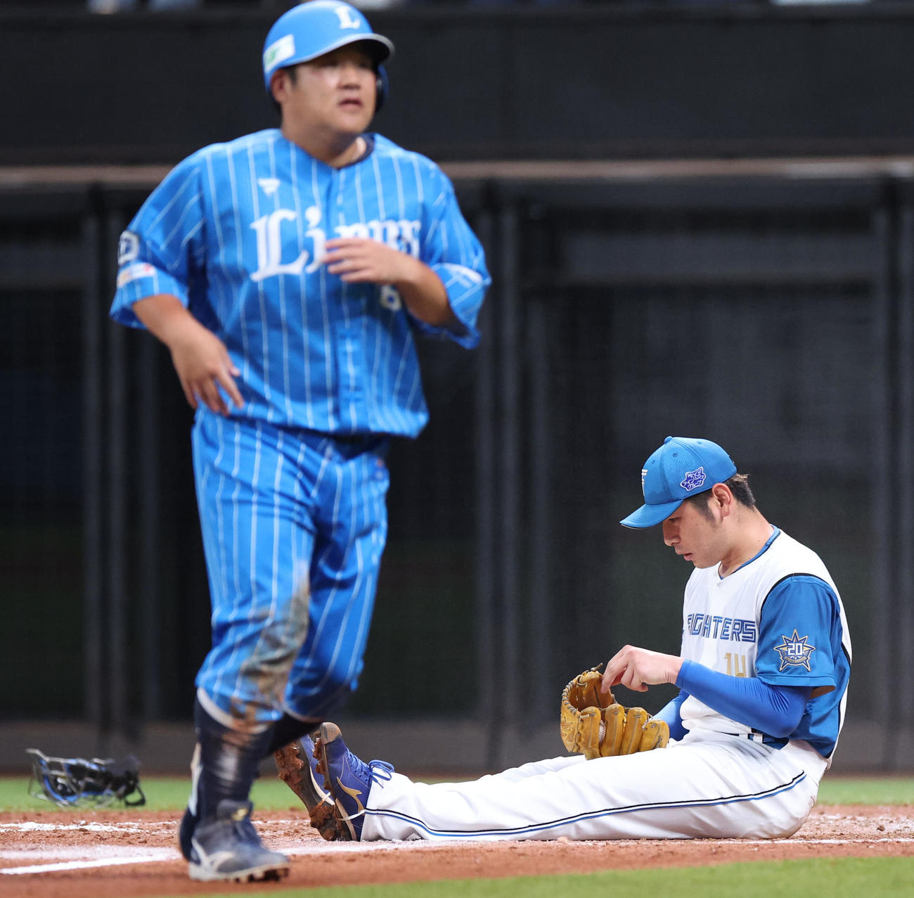 日本ハム対西武　4回表西武2死三塁、加藤貴は暴投の間に三走中村に生還される（撮影・佐藤翔太）