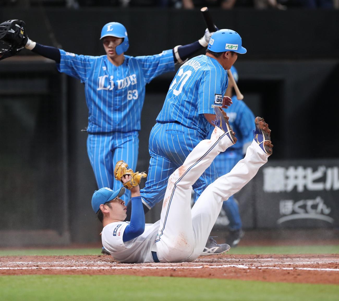 日本ハム対西武　4回表西武2死三塁、暴投で本塁ベースカバーするも中村の生還を許す加藤貴（撮影・黒川智章）