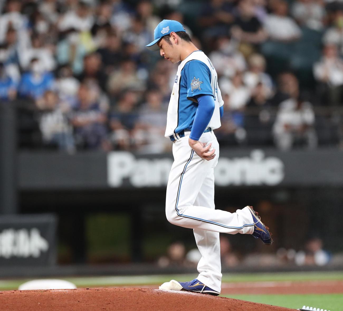 日本ハム対西武　1回表、先制され渋い表情の加藤貴（撮影・黒川智章）