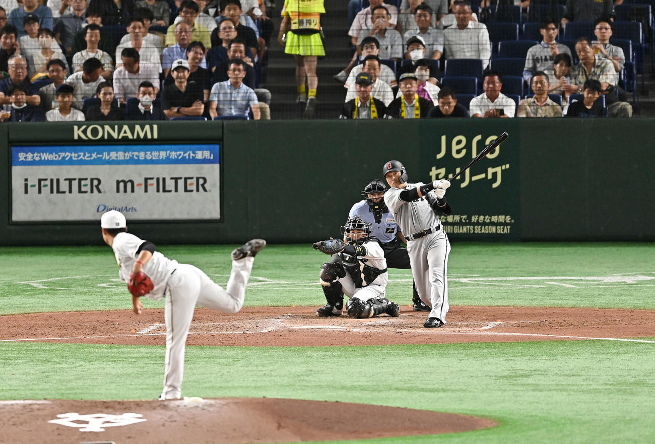 巨人対阪神　4回裏巨人2死一塁、長野は中越え2点本塁打を放つ。投手西純（撮影・滝沢徹郎）