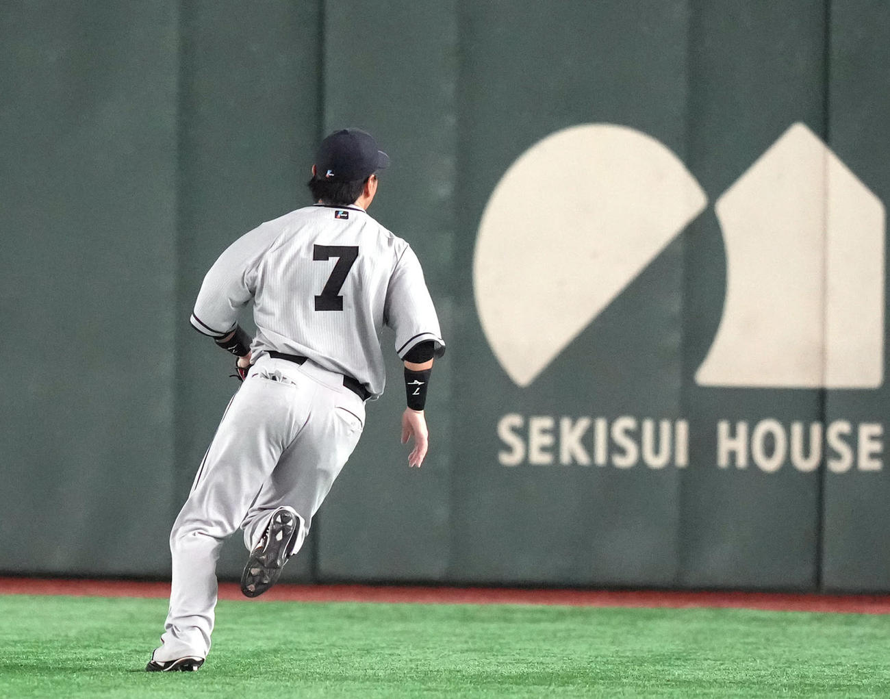巨人対阪神　3回表阪神2死一、二塁、近本の打球を捕れず、2点適時三塁打を許す長野（撮影・狩俣裕三）
