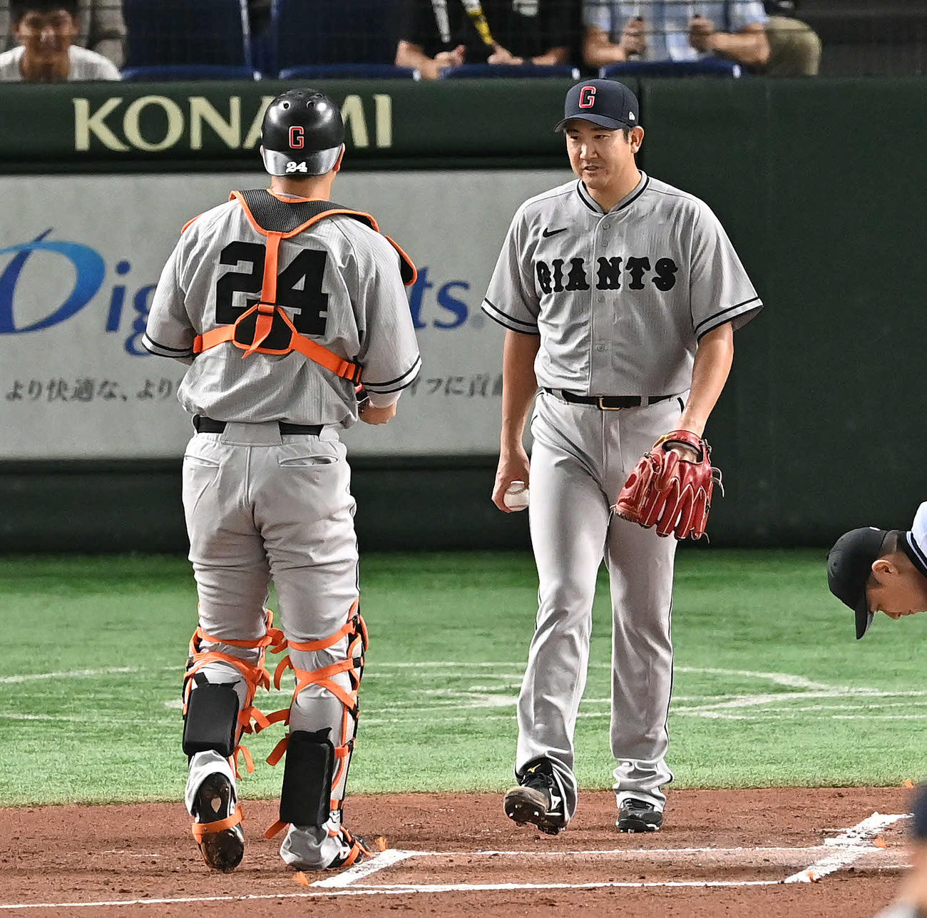 巨人対阪神　1回表阪神1死一、二塁、大山に先制適時打を許した菅野（右）は捕手大城卓と話す（撮影・滝沢徹郎）