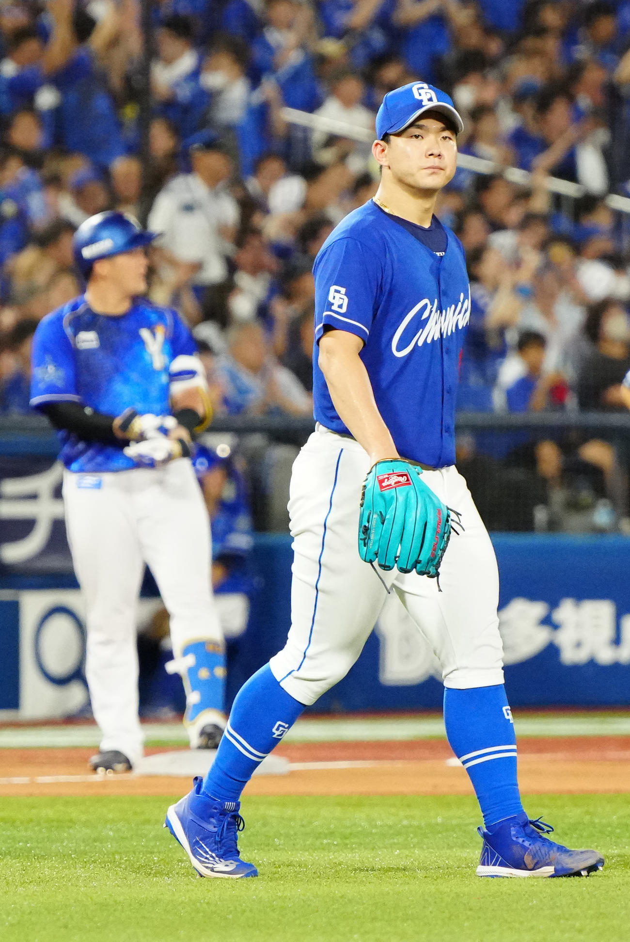 DeNA対中日　5回裏DeNA2死一塁、牧（後方）に適時三塁打を浴びた小笠原（撮影・江口和貴）