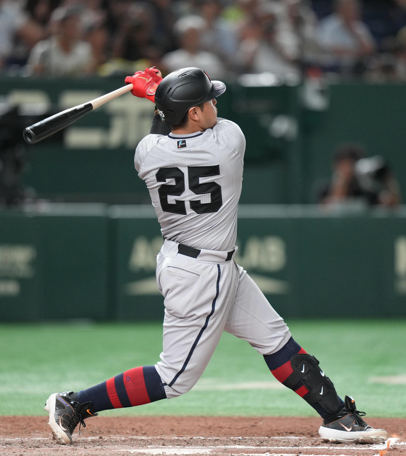 巨人対阪神　6回裏巨人1死一塁、2点本塁打を放つ岡本和（撮影・狩俣裕三）