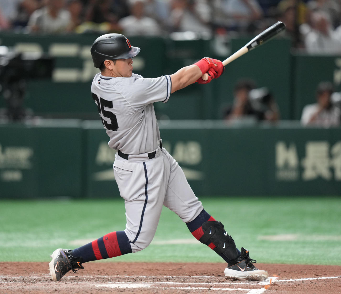 巨人対阪神　6回裏巨人1死一塁、2点本塁打を放つ岡本和（撮影・狩俣裕三）