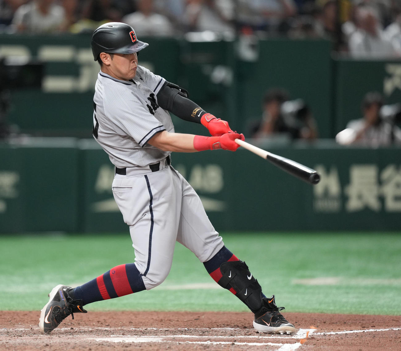 巨人対阪神　6回裏巨人1死一塁、2点本塁打を放つ岡本和（撮影・狩俣裕三）