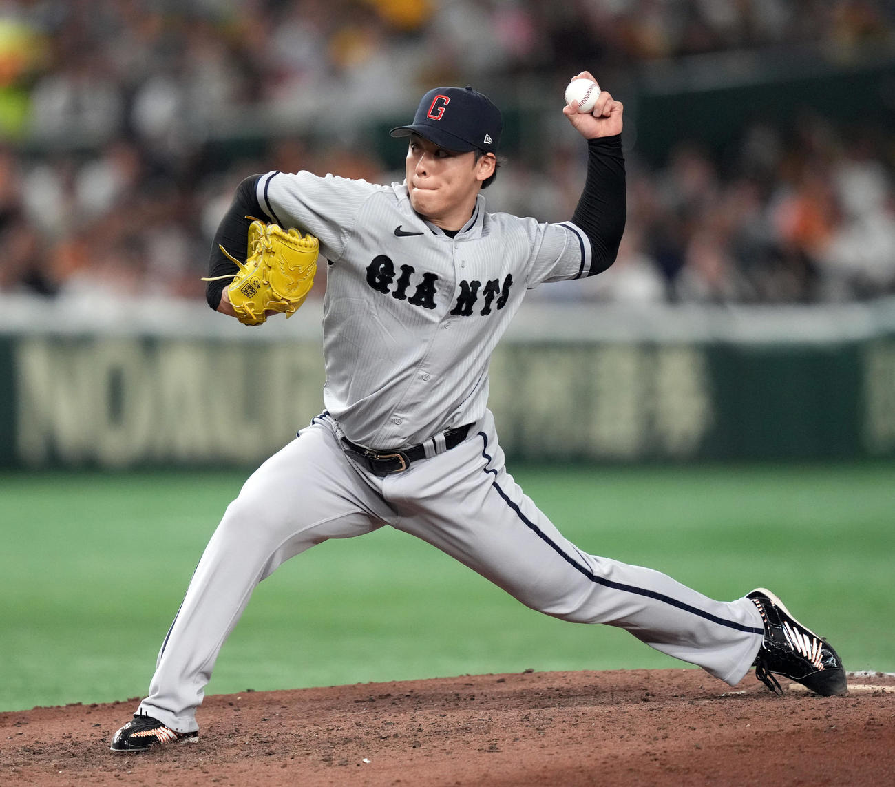 巨人対阪神　8回表から登板する4番手の高梨（撮影・狩俣裕三）