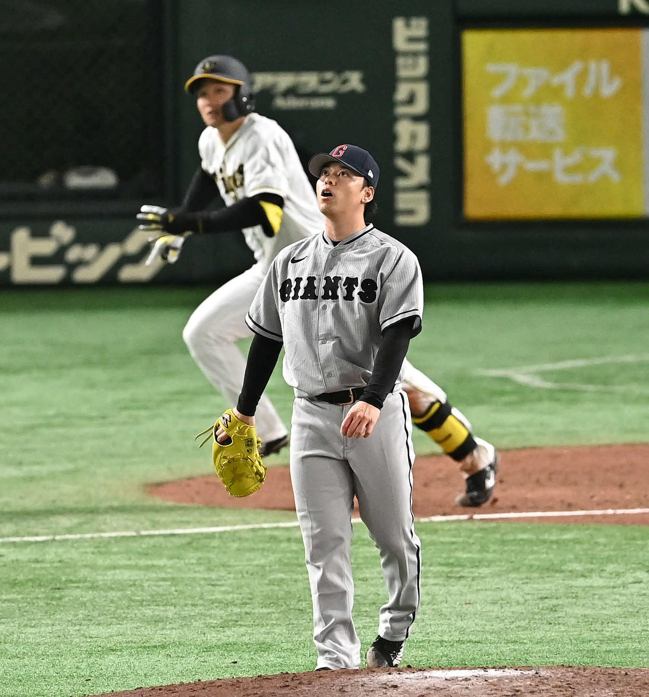 巨人対阪神　8回表阪神1死一塁、森下（後方）に2点本塁打を許す高梨（撮影・滝沢徹郎）