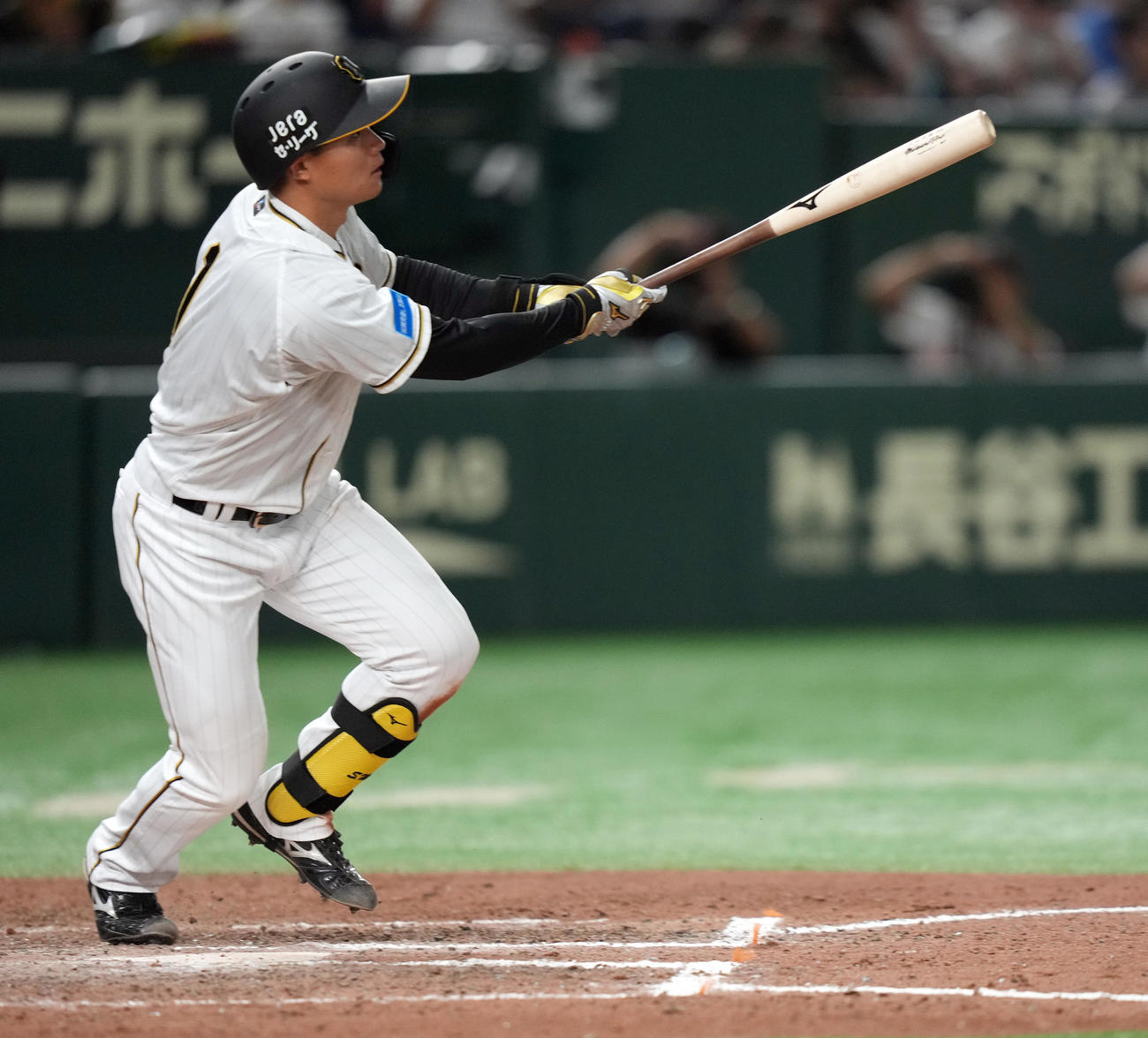 巨人対阪神　8回表阪神1死一塁、2点本塁打を放つ森下（撮影・狩俣裕三）
