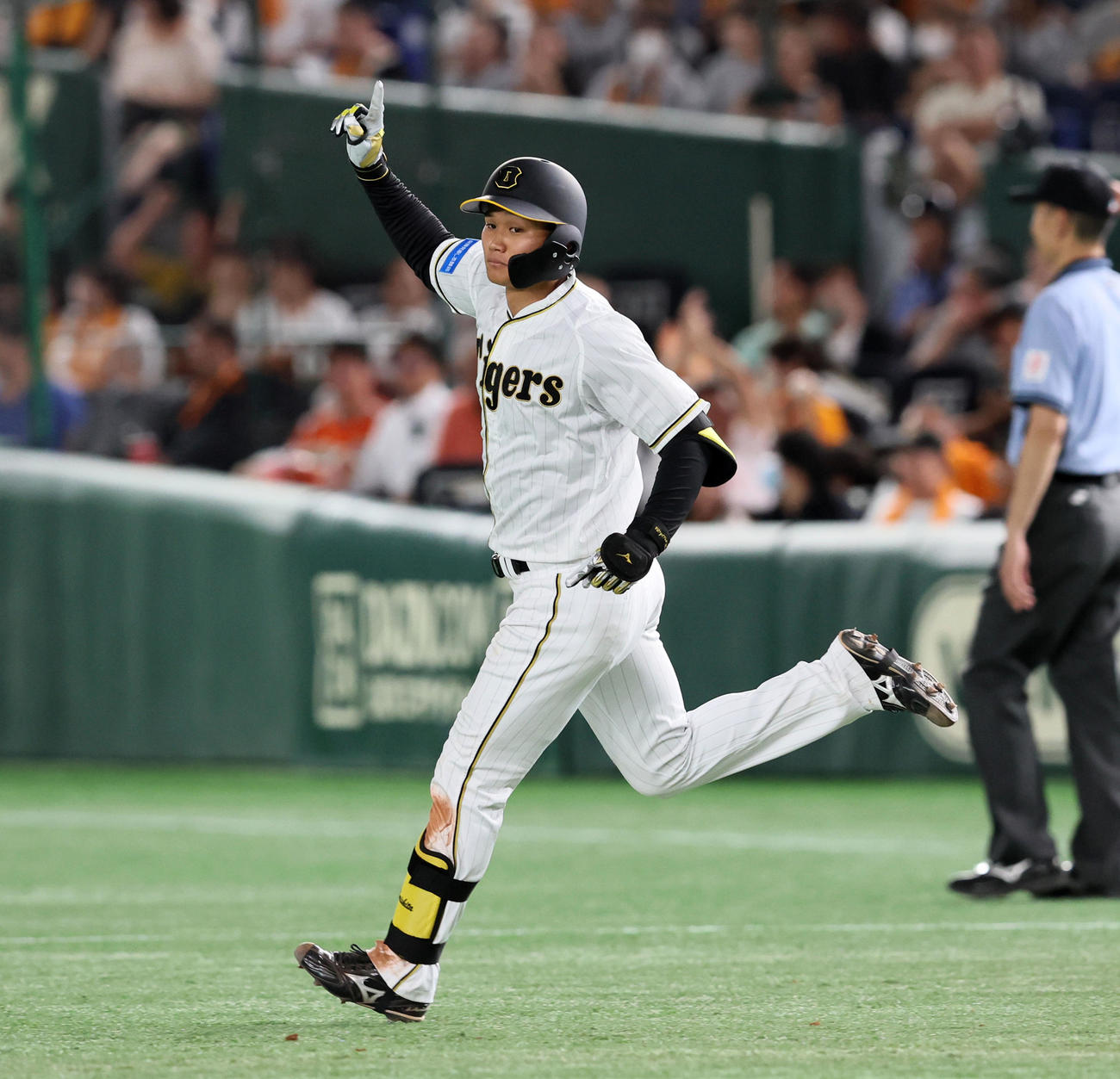 巨人対阪神　8回表阪神1死一塁、森下は右越え2点本塁打を放ちダイヤモンドを1周する（撮影・加藤哉）