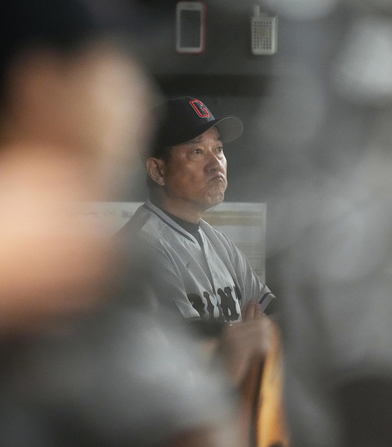 巨人対阪神　8回裏、秋広優人の判定がリプレー検証でアウトとなり、ぶぜんとした表情の原監督（撮影・狩俣裕三）