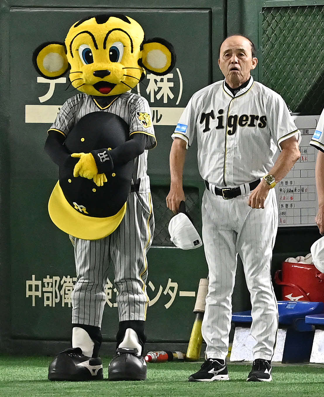 巨人対阪神　試合に臨む阪神岡田監督（撮影・滝沢徹郎）