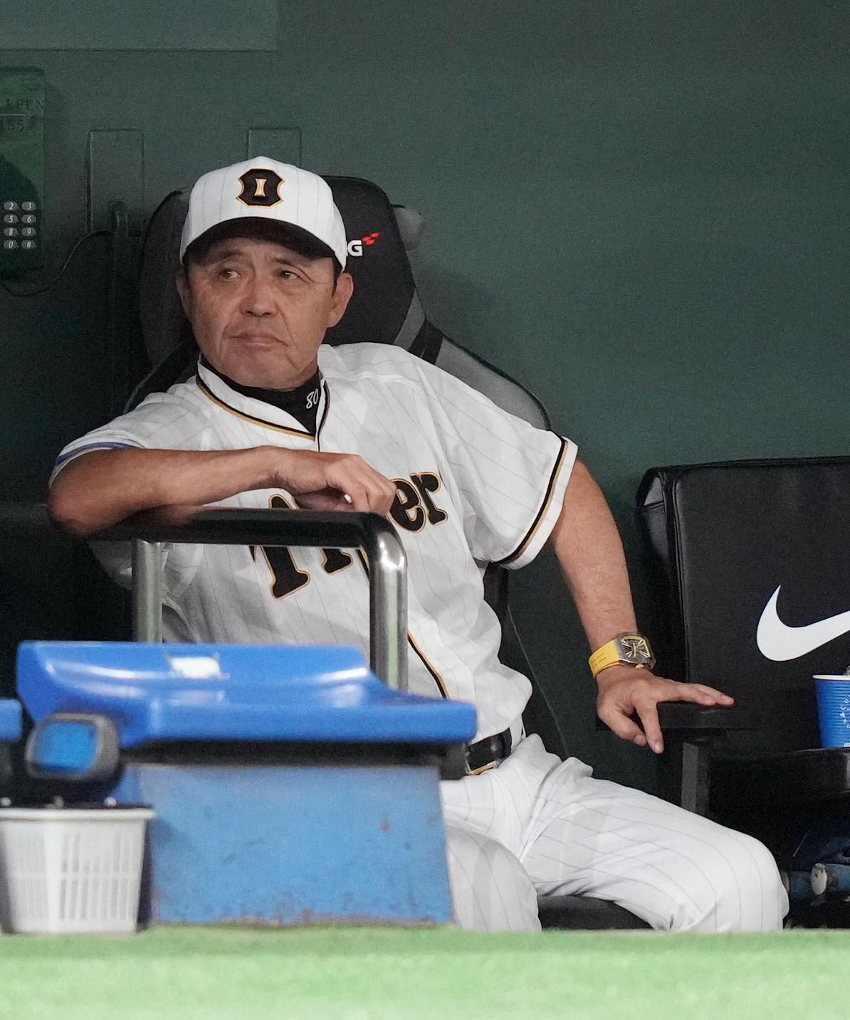巨人対阪神　8回裏、厳しい表情を見せる岡田監督（撮影・狩俣裕三）