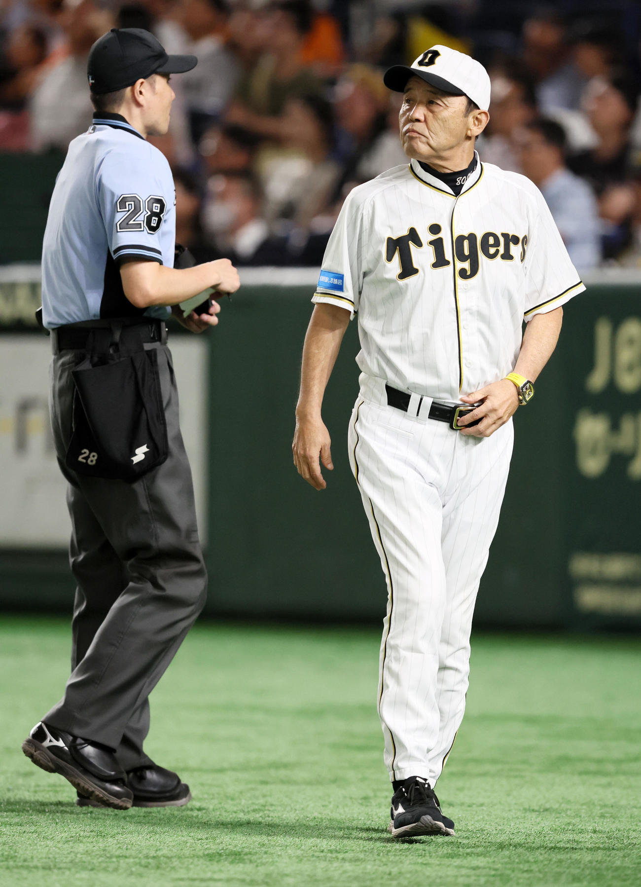 巨人対阪神　8回裏、岡田監督は岩貞に代えて馬場を告げる（撮影・加藤哉）