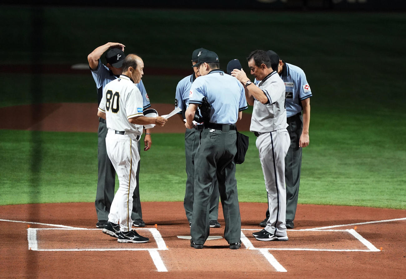 巨人対阪神　試合前、あいさつを交わす岡田監督（左）と原監督（撮影・狩俣裕三）