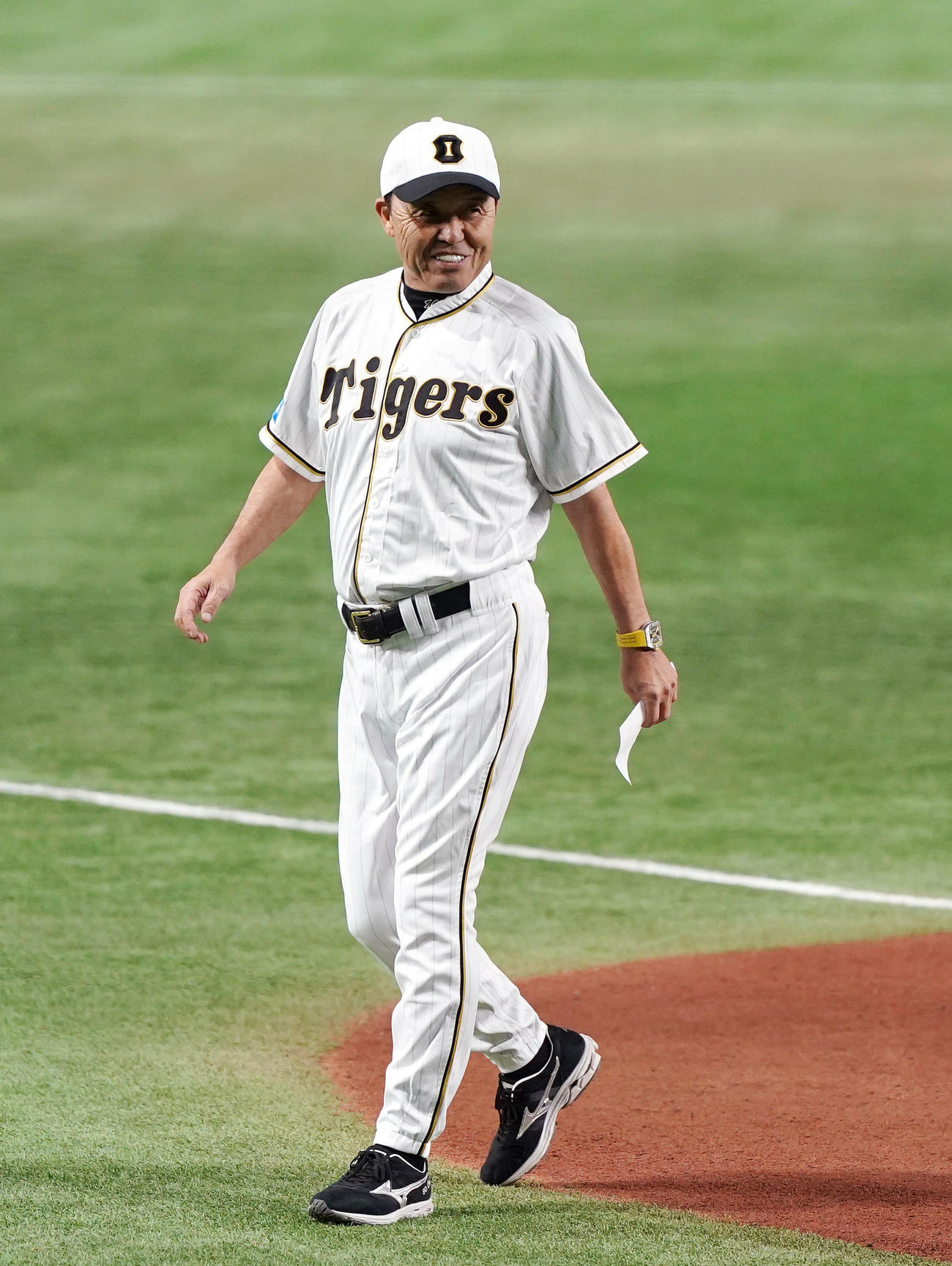 巨人対阪神　試合前、笑顔を見せる岡田監督（撮影・狩俣裕三）