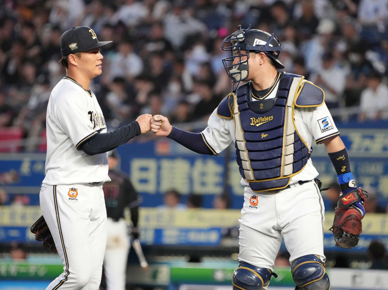 ロッテ対オリックス　2回の投球を終えグータッチするオリックス先発の山本（左）と若月（撮影・小沢裕）